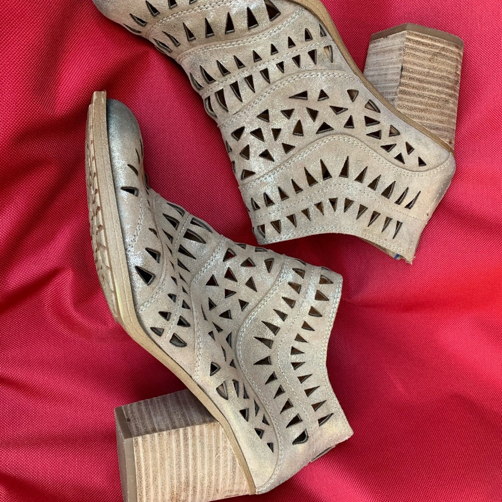 SOFFT booties champagne leather cut out